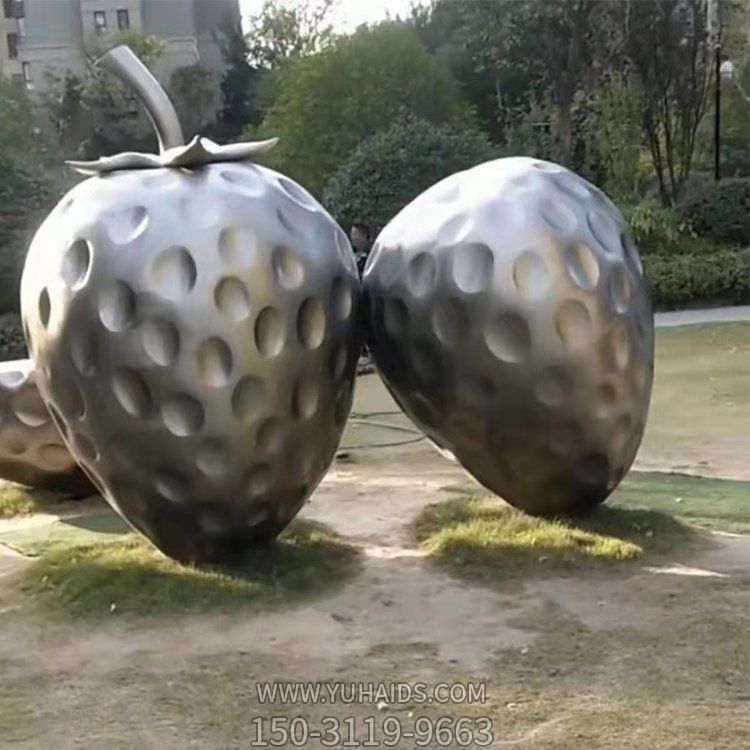 户外公园大型不锈钢草莓雕塑