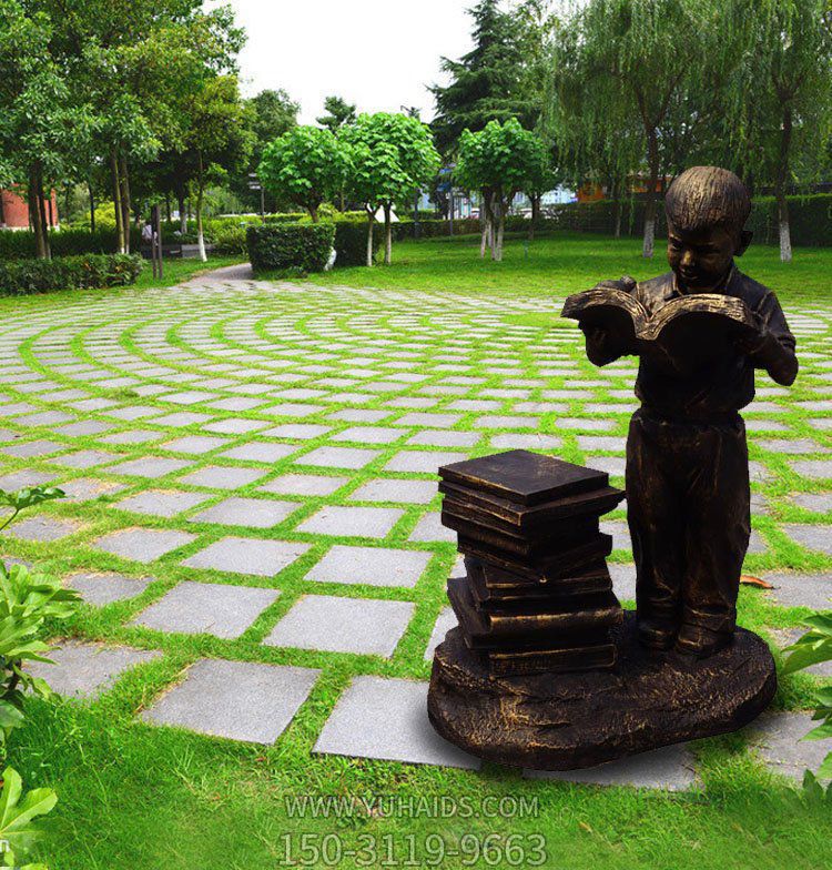 公园广场男孩站着读书雕塑