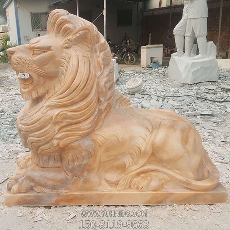 公园景区晚霞红石雕卧着的凶猛的狮子雕塑