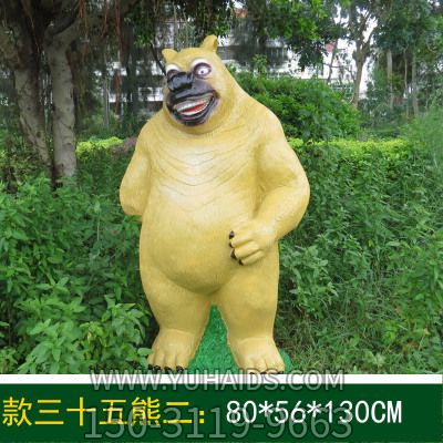 花池边摆放着一只捧腹大笑的玻璃钢卡通熊出没雕塑