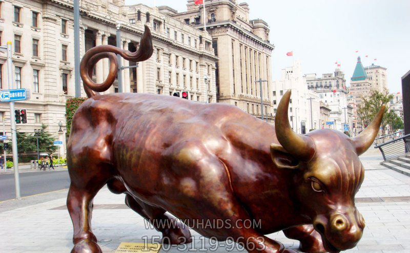 广场摆放的一只红褐色的玻璃钢彩绘华尔街牛雕塑