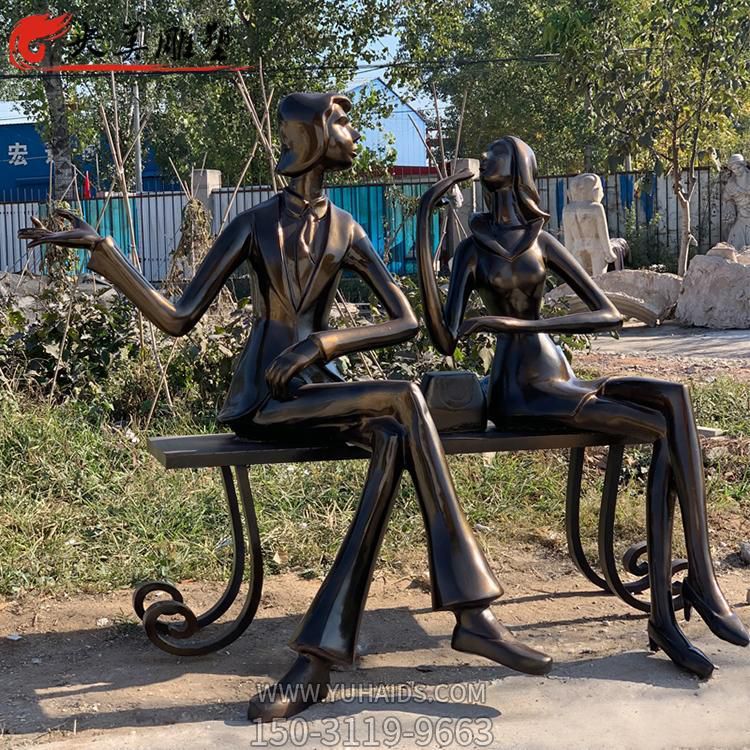 玻璃钢情景雕塑，一对男女坐在铁艺长凳上手舞足蹈地交谈