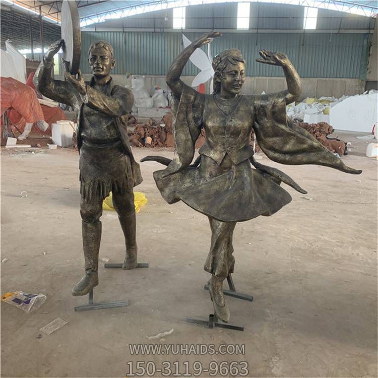 园林景区玻璃钢仿铜跳舞的少数民族人物雕塑