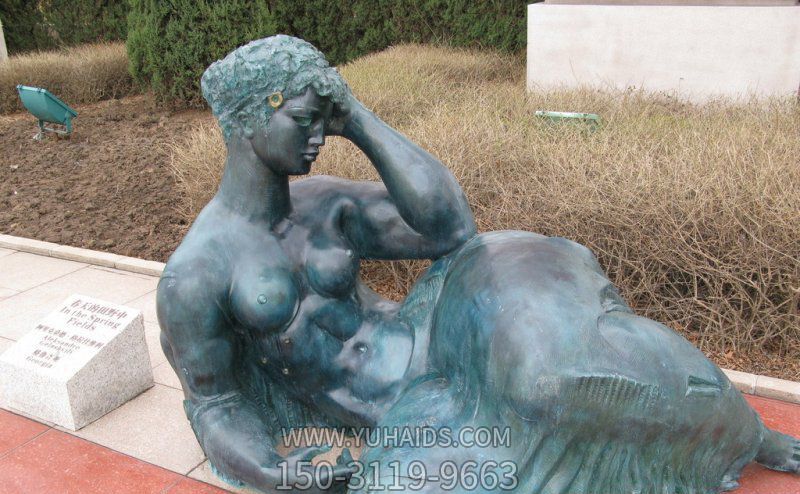景区铜雕躺着思考的女人雕塑