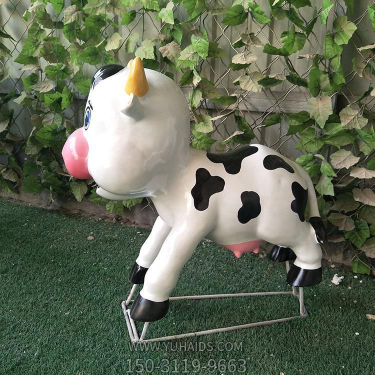 玻璃钢卡通户外园林景观小奶牛雕塑