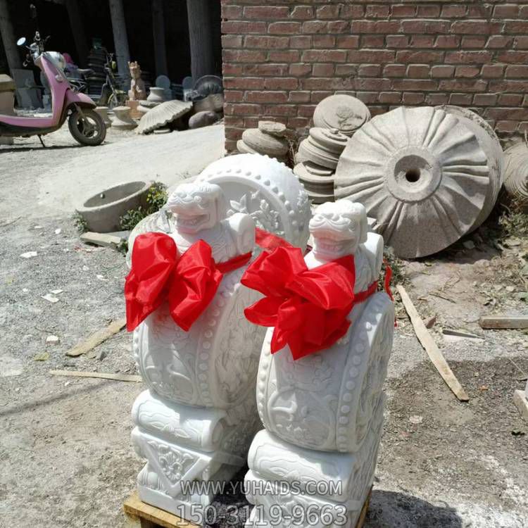 中式庭院门口摆放汉白玉雕刻小狮子抱鼓石门墩雕塑
