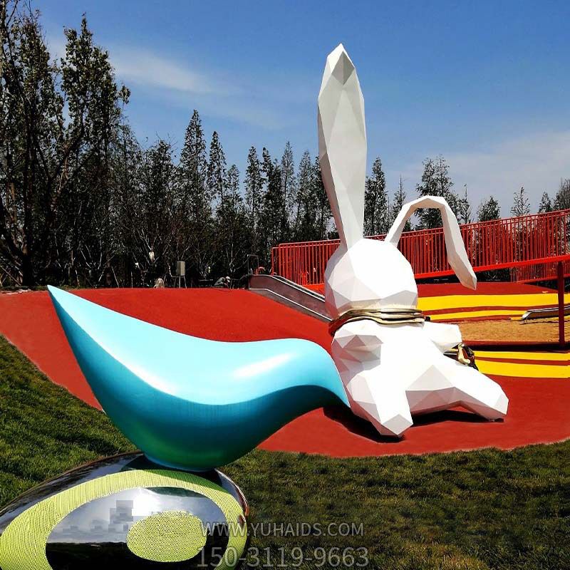 游乐园一只躺着的玻璃钢白色兔子雕塑
