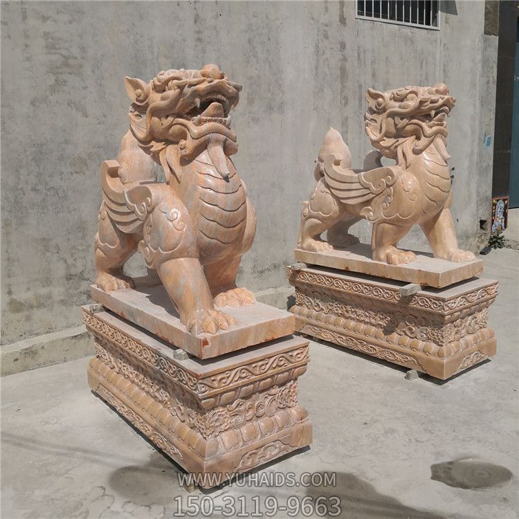 故宫门口晚霞红石雕貔貅雕塑