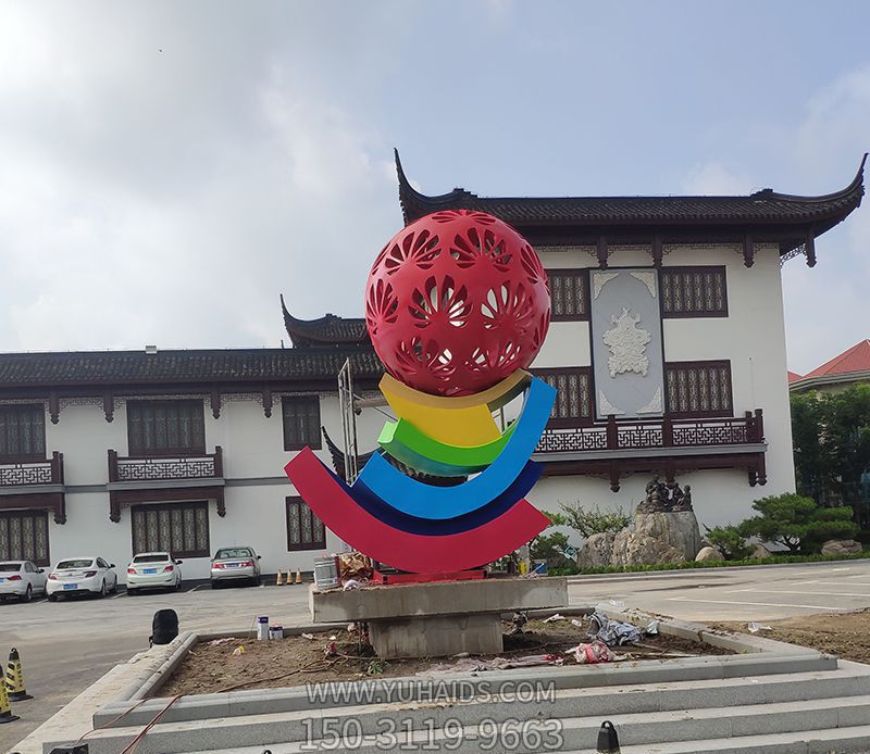 城市广场玻璃钢彩绘镂空球雕塑