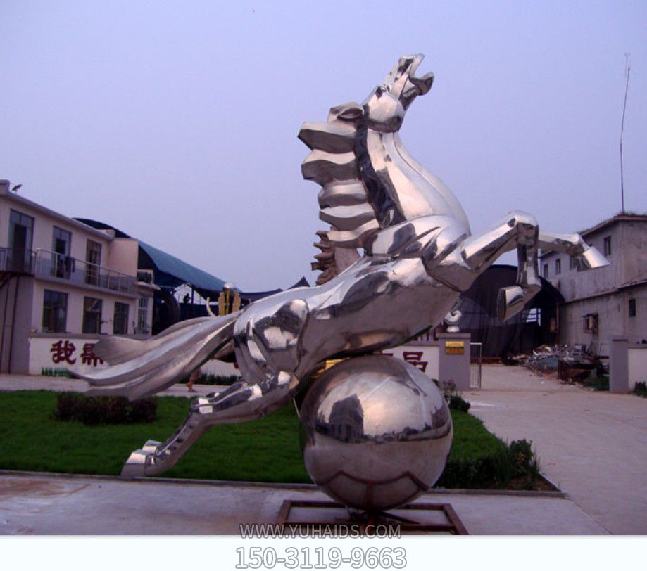 公园广场大型不锈钢圆球上奔腾的马雕塑