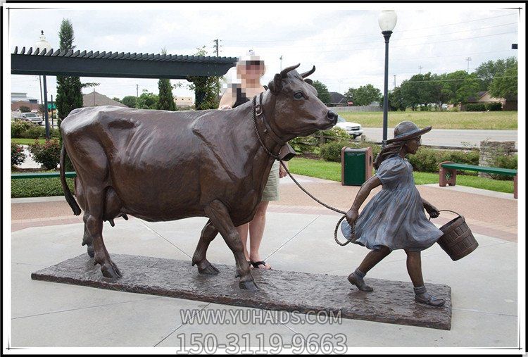 户外街道玻璃钢仿铜女孩牵着牛的景观摆件雕塑