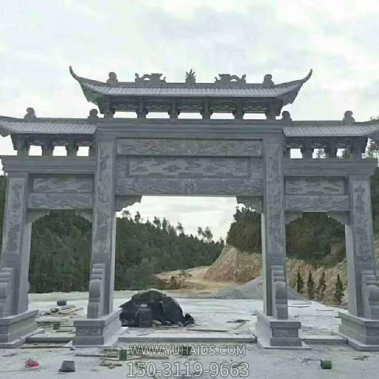 村庄门口摆放青石雕刻门楼牌坊雕塑