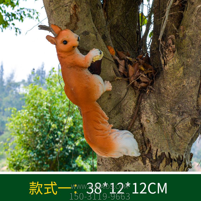 公园一只树上玩耍的玻璃钢松鼠雕塑