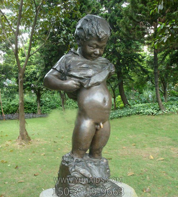 户外园林铜雕撒尿的儿童雕塑