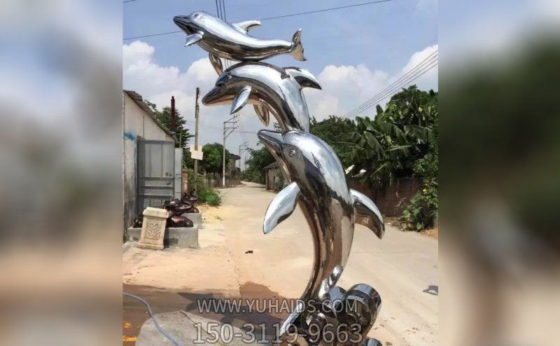 村庄摆放多个飞跃的不锈钢海豚雕塑