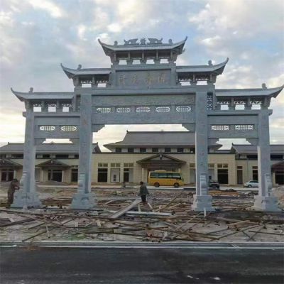 村庄街道摆放天然青石雕刻仿古三门楼石牌坊