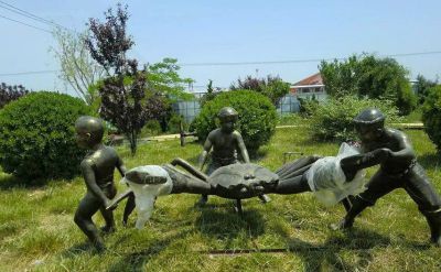 户外海边小孩捉螃蟹公园景观铜雕儿童雕塑