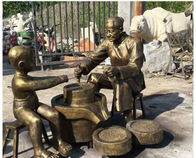 公园帮老人磨豆浆的铜雕老人雕塑
