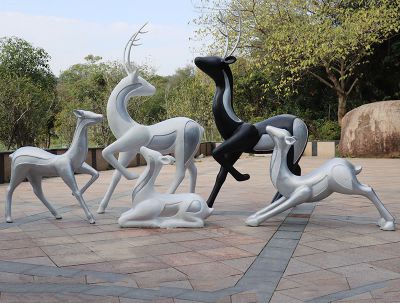 公园玻璃钢抽象玩耍的鹿雕塑