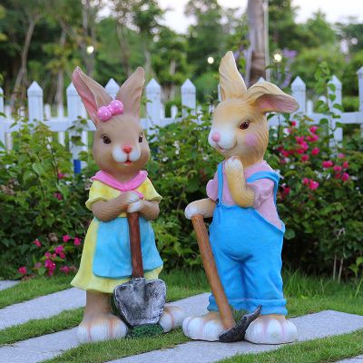 花园摆放两只忙碌的玻璃钢兔子雕塑