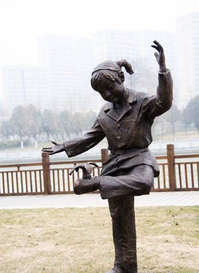 公园铜雕小女孩踢毽子人物景观儿童雕塑