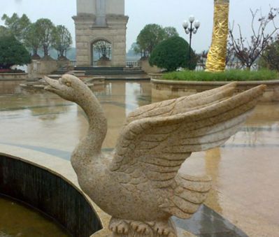 湖边海边黄蜡石锻造的飞翔天鹅雕塑