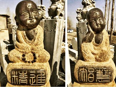 寺院景观摆放砂岩小和尚坐姿拴马柱雕塑