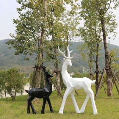 户外草坪玻璃钢几何园林景观黑白两只梅花鹿雕塑