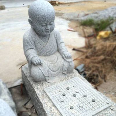 庭院公园大理石石雕园林下棋的小沙弥