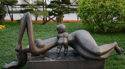 景区创意趴在妈妈肚子上的铜雕母子雕塑