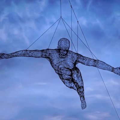 不锈钢创意网格人物雕塑景区空中装饰摆件