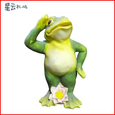 草坪玻璃钢敬礼的青蛙雕塑