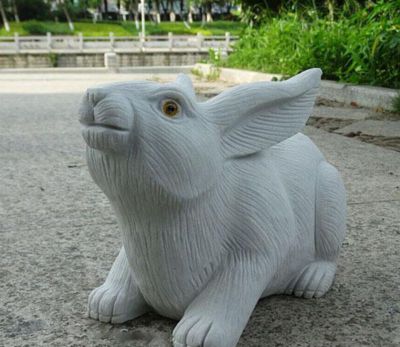 公园一只白色玻璃钢兔子雕塑