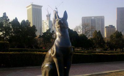 城市街道创意不锈钢仿铜坐着的狗雕塑