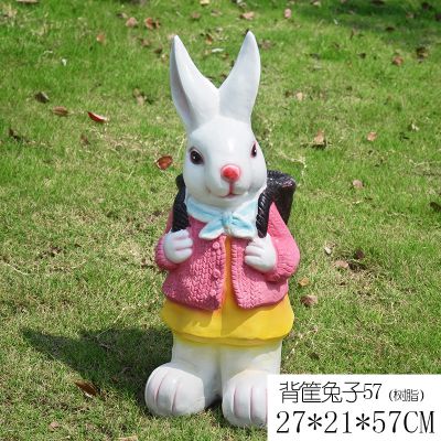 景区一只背筐的树脂兔子雕塑
