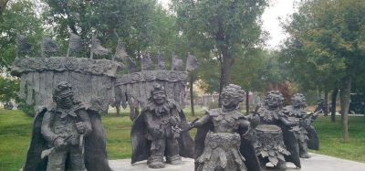 公园扭秧歌的铜雕老人雕塑