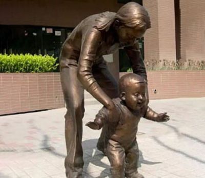 小孩学走路广场小品铜雕儿童雕塑