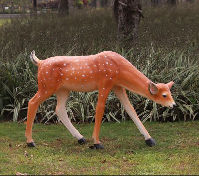玻璃钢彩绘户外园林一只行走的鹿雕塑