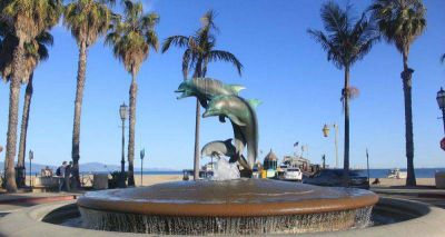 户外池塘几只跳跃的不锈钢海豚雕塑