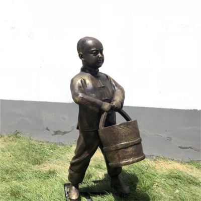 儿童景观玻璃钢仿铜提水桶的人物雕塑