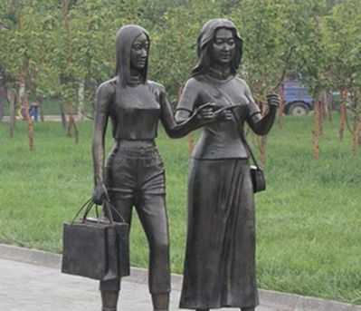 公园逛街的人物铜雕女孩雕塑