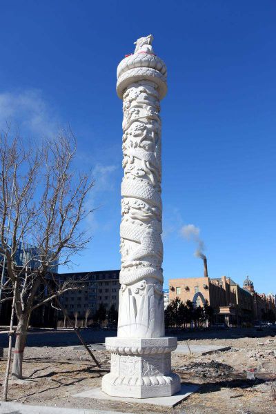 小区广场摆放汉白玉龙纹石柱雕塑
