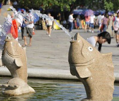 公园摆放的鲤鱼花岗石石雕创意喷水雕塑