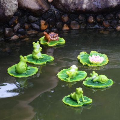 水中晚霜跳跃的树脂青蛙雕塑