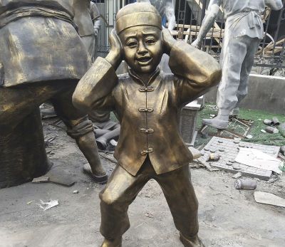 景区铜雕捂着耳朵的儿童雕塑