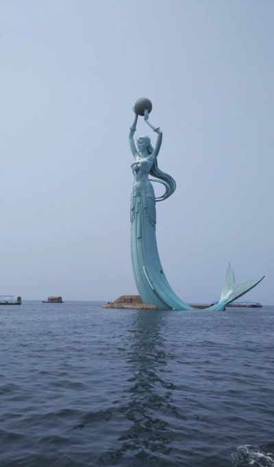 海上公园摆放的举球的汉白玉石雕创意美人鱼雕塑