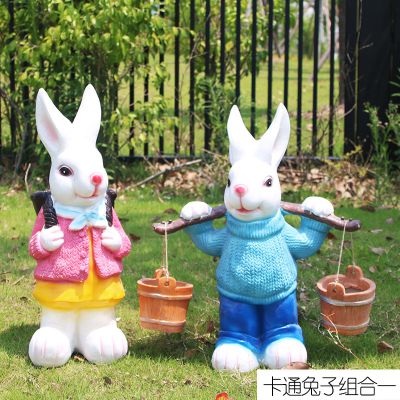 花园两只树脂彩绘兔子雕塑