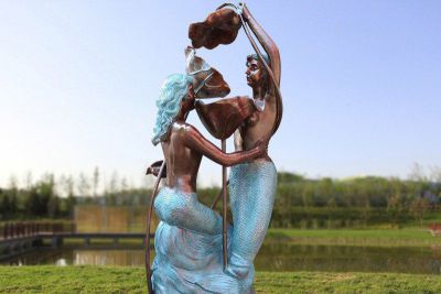 公园里摆放的情侣玻璃钢创意美人鱼雕塑