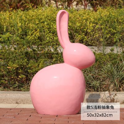 庭院一只粉色玻璃钢兔子雕塑