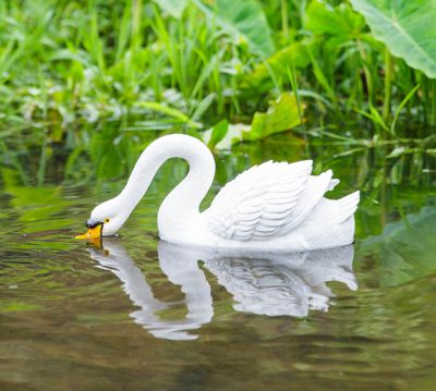 池塘玻璃钢喝水天鹅雕塑